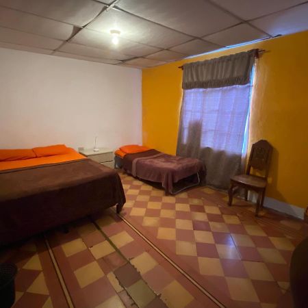 4 Grados Hostel グアテマラシティ エクステリア 写真