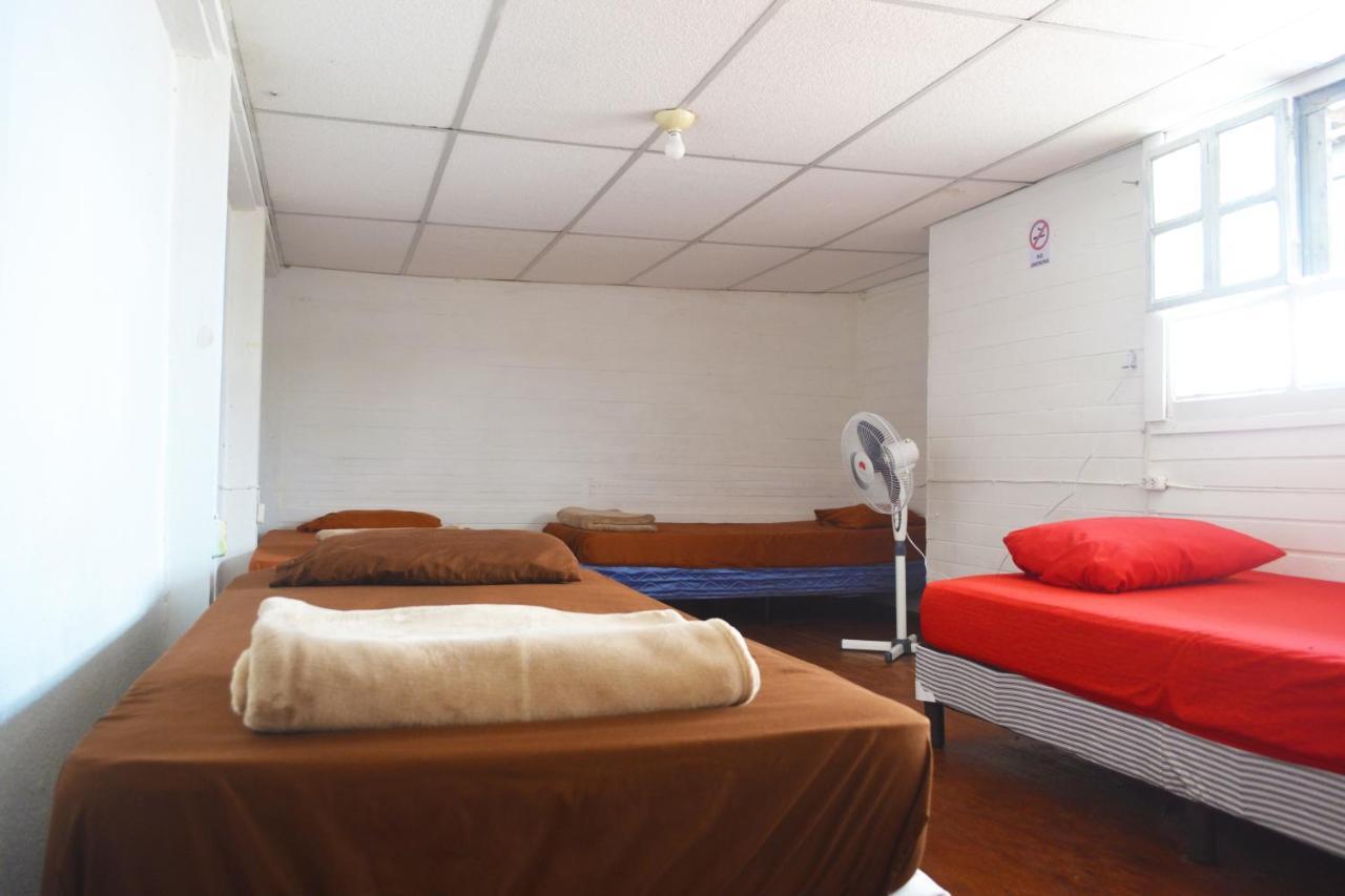 4 Grados Hostel グアテマラシティ エクステリア 写真
