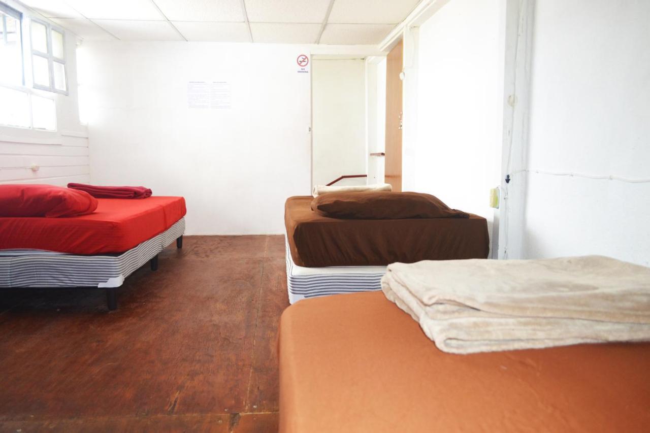 4 Grados Hostel グアテマラシティ エクステリア 写真
