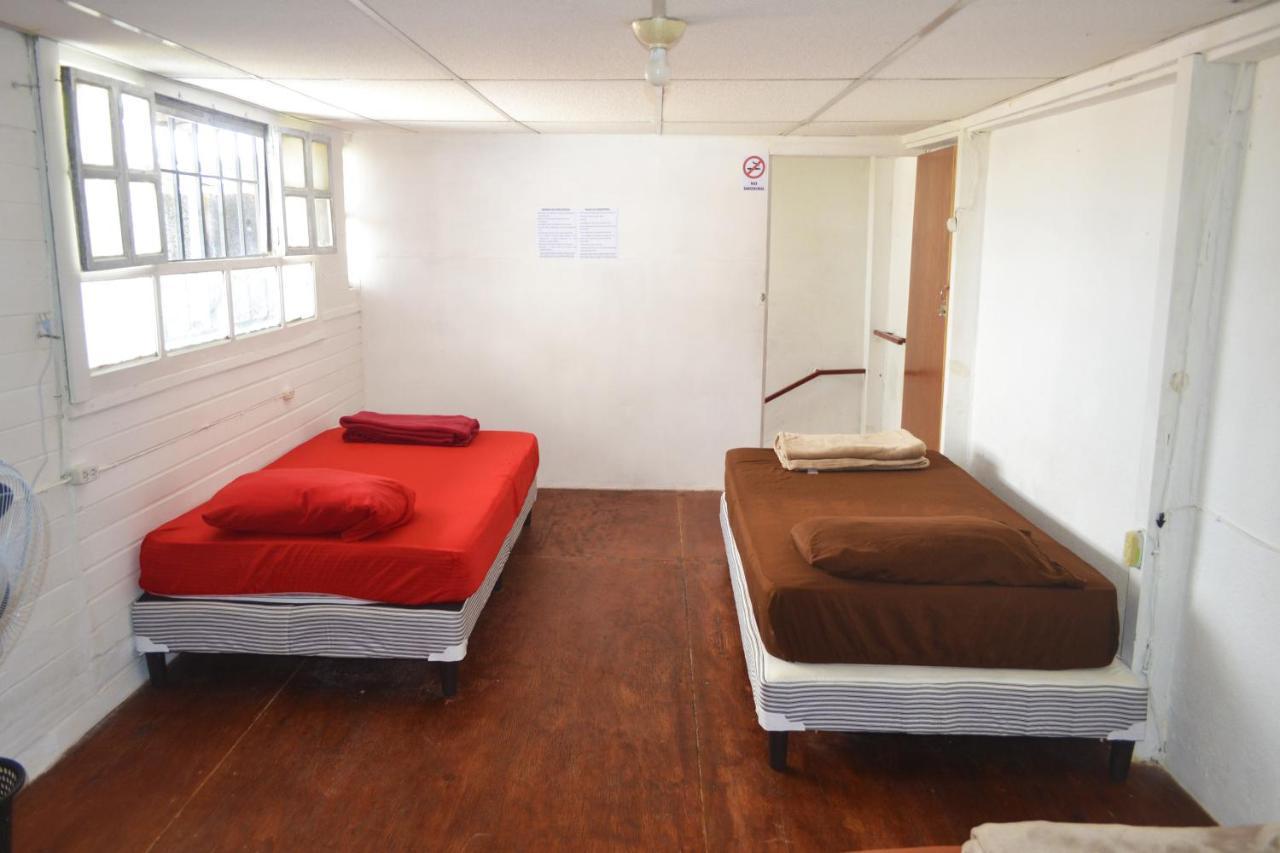 4 Grados Hostel グアテマラシティ エクステリア 写真