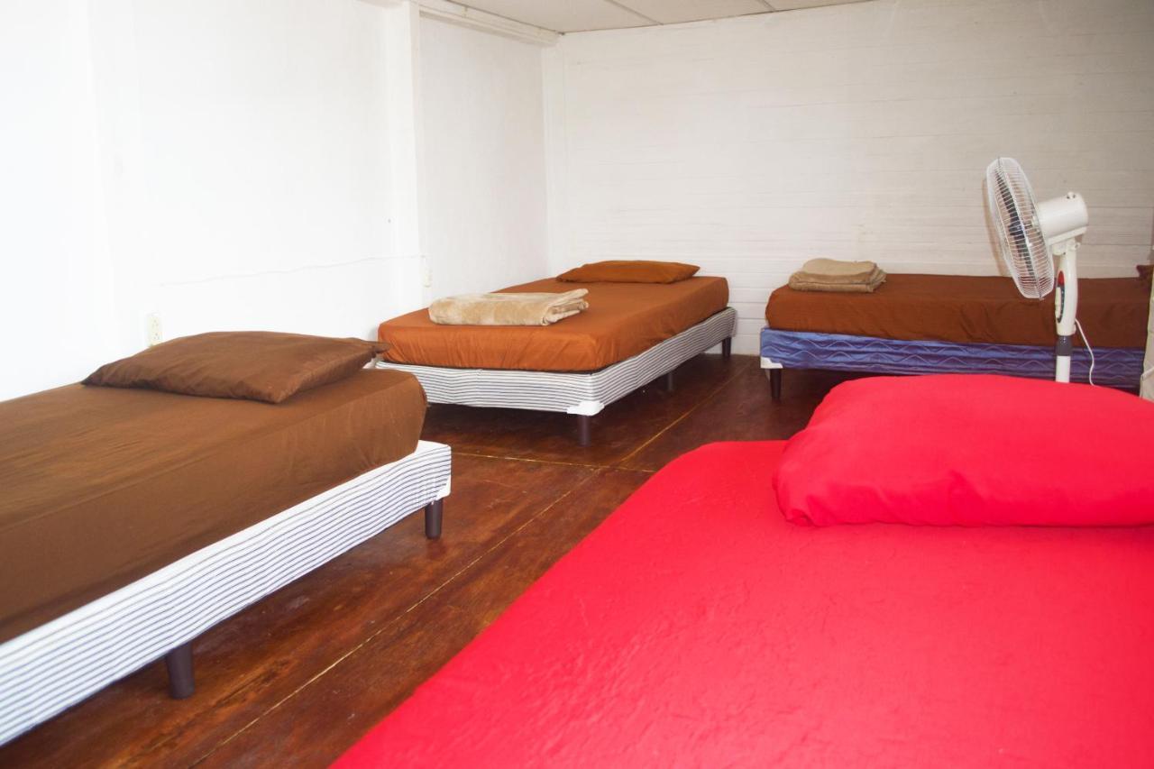 4 Grados Hostel グアテマラシティ エクステリア 写真