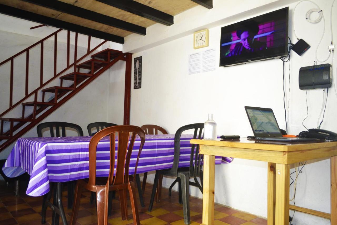 4 Grados Hostel グアテマラシティ エクステリア 写真