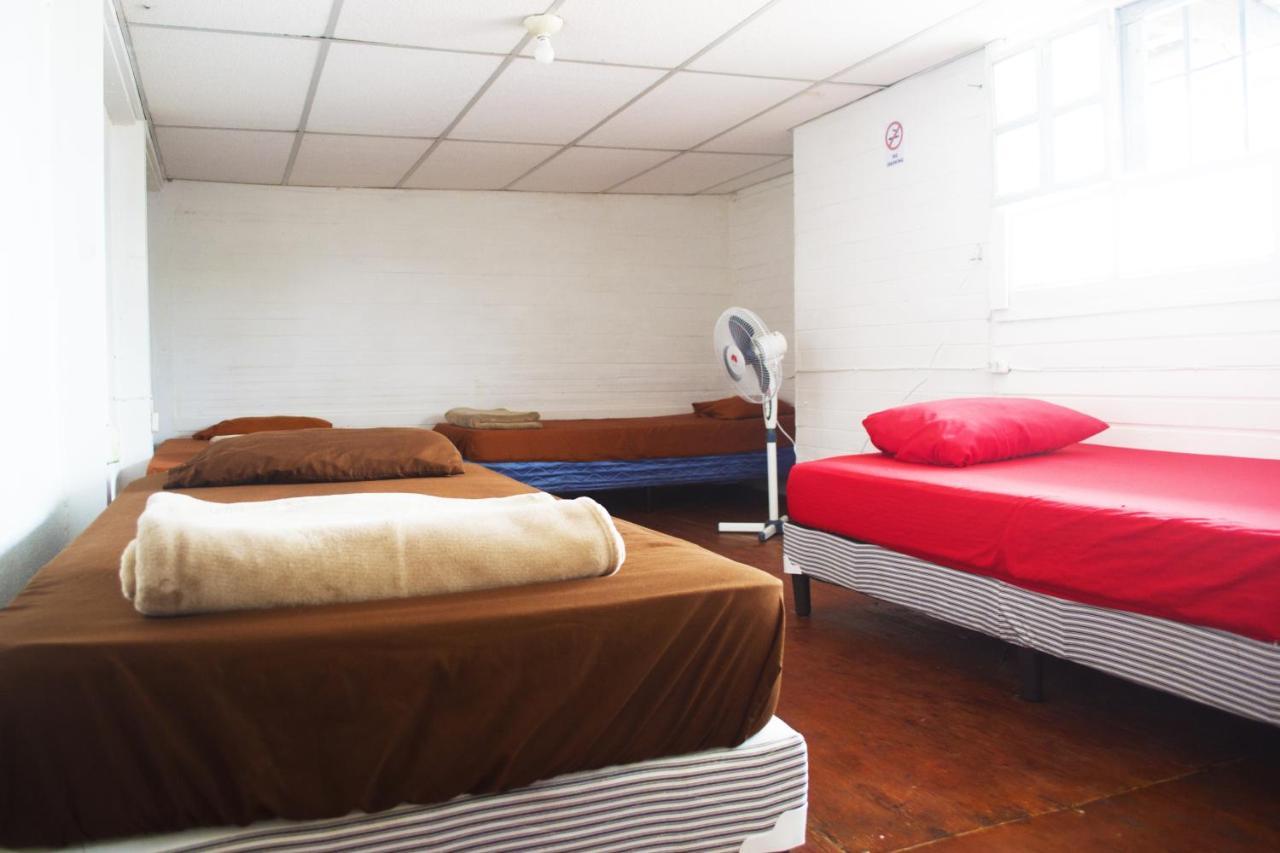 4 Grados Hostel グアテマラシティ エクステリア 写真