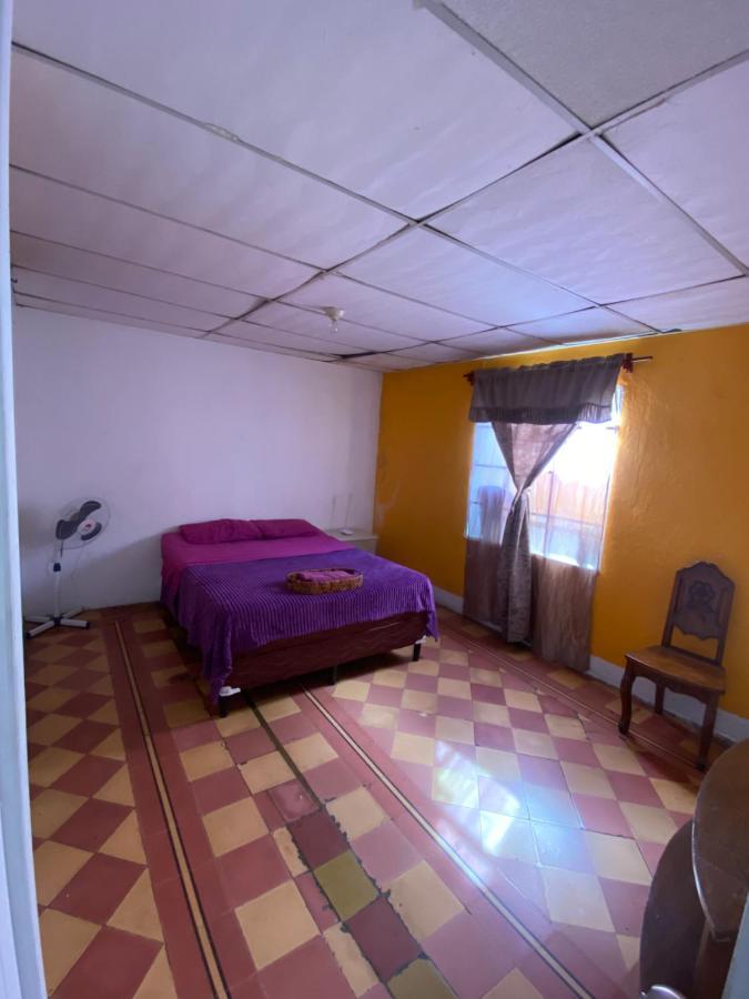 4 Grados Hostel グアテマラシティ エクステリア 写真