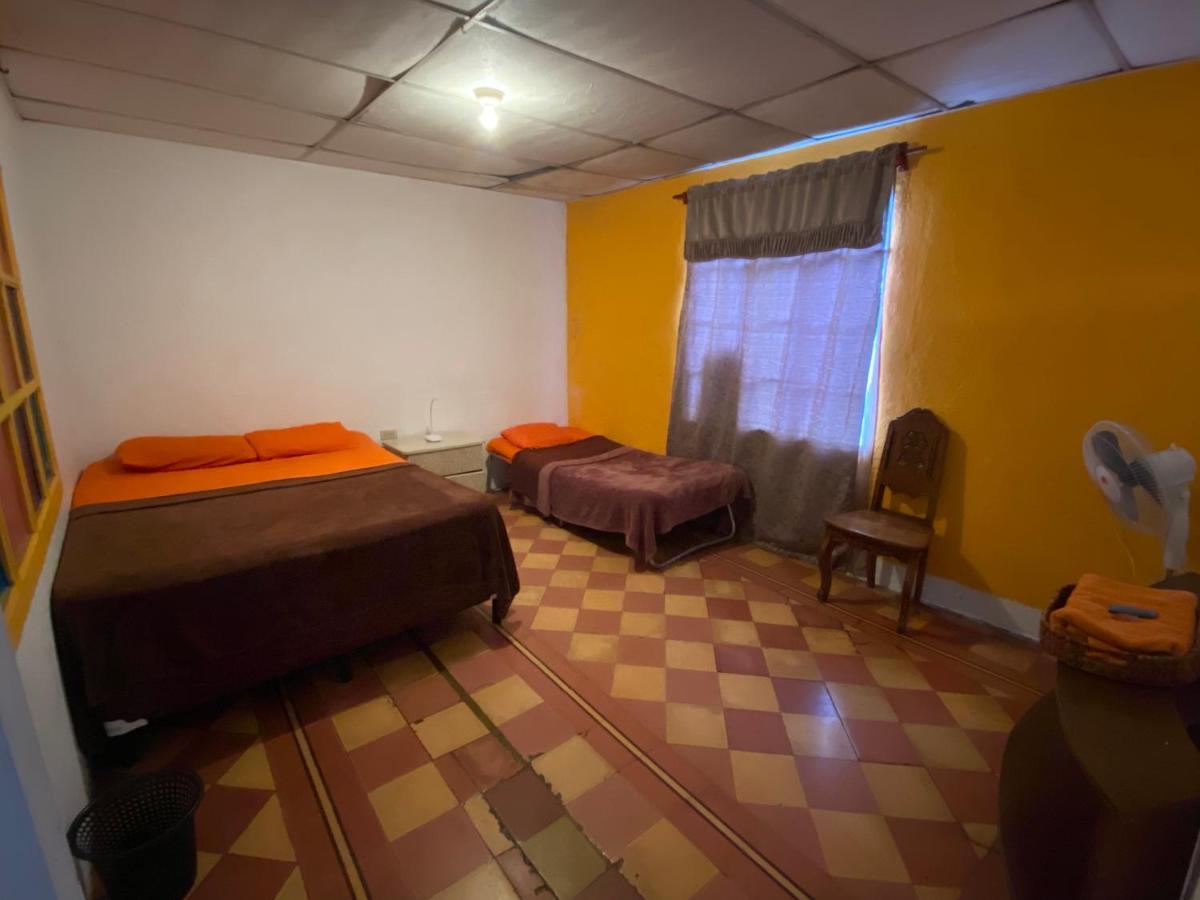 4 Grados Hostel グアテマラシティ エクステリア 写真