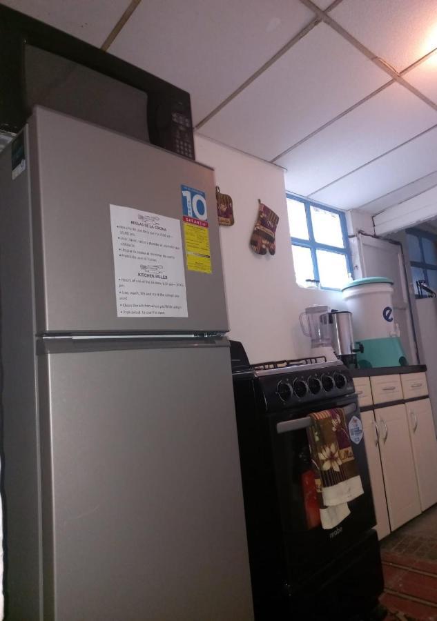 4 Grados Hostel グアテマラシティ エクステリア 写真
